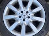 Оригинальные диски на Мерседес R18 с летней резиной 255 45 18 за 350 000 тг. в Алматы – фото 2