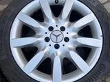 Оригинальные диски на Мерседес R18 с летней резиной 255 45 18 за 350 000 тг. в Алматы – фото 3