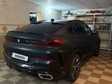 BMW X6 2022 года за 45 000 000 тг. в Костанай – фото 2