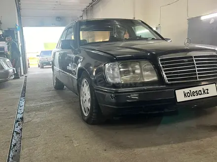 Mercedes-Benz E 200 1991 года за 1 900 000 тг. в Костанай – фото 2