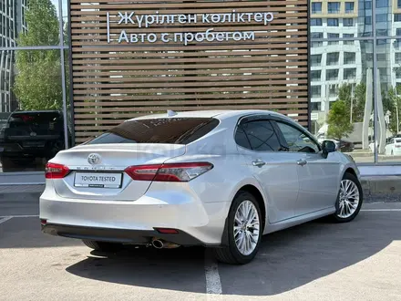 Toyota Camry Luxe 2021 года за 12 800 000 тг. в Астана – фото 18