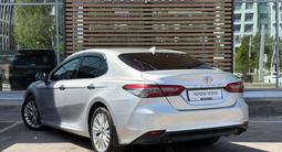 Toyota Camry Luxe 2021 года за 12 800 000 тг. в Астана – фото 2