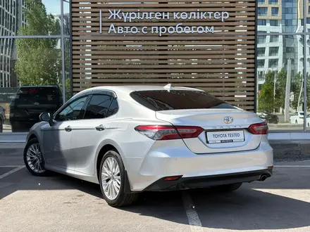 Toyota Camry Luxe 2021 года за 12 800 000 тг. в Астана – фото 2