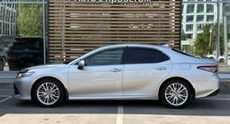 Toyota Camry Luxe 2021 года за 12 800 000 тг. в Астана – фото 3
