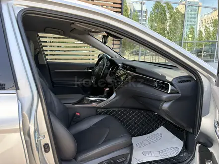 Toyota Camry Luxe 2021 года за 12 800 000 тг. в Астана – фото 6