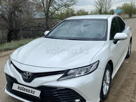 Toyota Camry 2019 года за 13 400 000 тг. в Актобе – фото 29