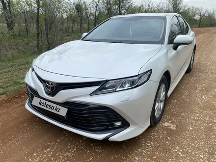 Toyota Camry 2019 года за 13 400 000 тг. в Актобе – фото 2