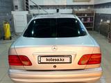 Mercedes-Benz E 200 1998 года за 2 000 000 тг. в Актобе – фото 3