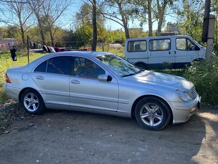 Mercedes-Benz C 200 2001 года за 3 150 000 тг. в Астана – фото 2