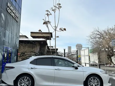 Toyota Camry 2019 года за 15 710 000 тг. в Шымкент – фото 6
