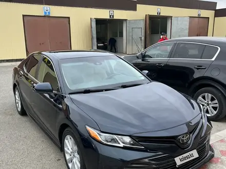 Toyota Camry 2018 года за 8 300 000 тг. в Атырау – фото 3