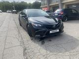 Toyota Camry 2022 года за 13 400 000 тг. в Алматы – фото 4