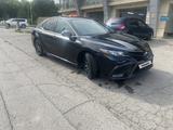 Toyota Camry 2022 года за 13 400 000 тг. в Алматы – фото 2