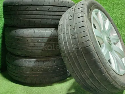 Диск с шинами Bridgestone 215/55R17 от Nissan оригинал за 280 000 тг. в Алматы – фото 3