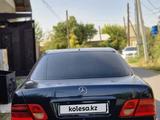 Mercedes-Benz E 200 1998 года за 3 000 000 тг. в Шымкент – фото 2