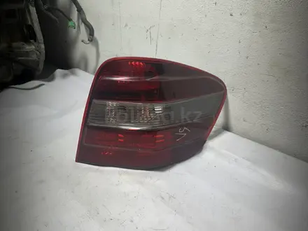 Фонарь задний правый Mercedes Ml163 за 40 000 тг. в Караганда