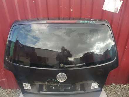Крышка багажника на Volkswagen Touran за 90 000 тг. в Караганда