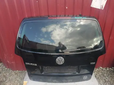 Крышка багажника на Volkswagen Touran за 90 000 тг. в Караганда – фото 2