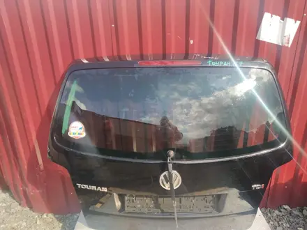 Крышка багажника на Volkswagen Touran за 90 000 тг. в Караганда – фото 3