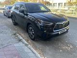 Toyota Highlander 2023 года за 21 000 000 тг. в Атырау – фото 2