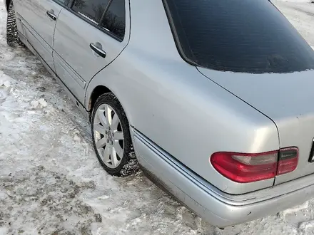 Mercedes-Benz E 320 1998 года за 3 600 000 тг. в Петропавловск – фото 3