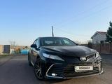 Toyota Camry 2021 года за 18 000 000 тг. в Караганда – фото 2