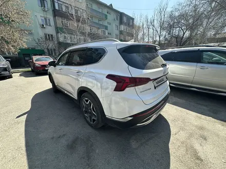 Hyundai Santa Fe 2021 года за 14 650 000 тг. в Алматы – фото 3