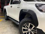 Пороги наружние (подножки) для Toyota HILUX 2015-2023 за 120 000 тг. в Костанай