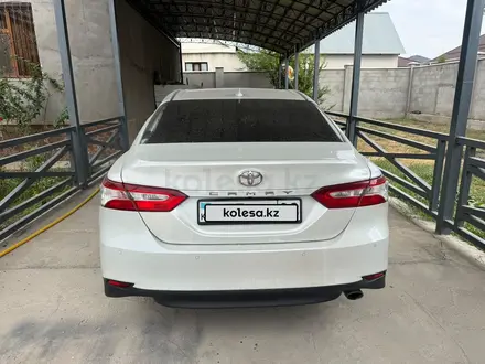 Toyota Camry 2021 года за 12 500 000 тг. в Алматы – фото 2