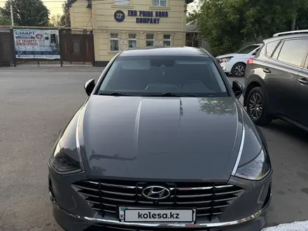 Hyundai Sonata 2023 года за 11 900 000 тг. в Актобе – фото 2