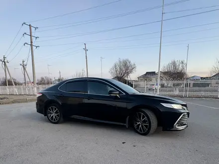 Toyota Camry 2021 года за 16 800 000 тг. в Кызылорда – фото 2