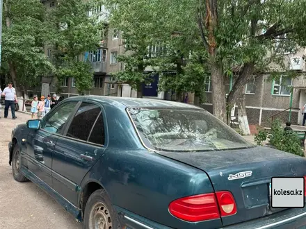 Mercedes-Benz E 230 1996 года за 1 300 000 тг. в Караганда – фото 2