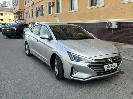 Hyundai Elantra 2018 года за 5 800 000 тг. в Актау – фото 2