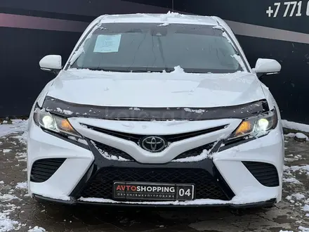 Toyota Camry 2019 года за 9 890 000 тг. в Актобе – фото 2