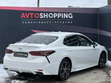 Toyota Camry 2019 года за 9 890 000 тг. в Актобе – фото 4