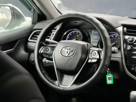 Toyota Camry 2019 года за 9 890 000 тг. в Актобе – фото 5