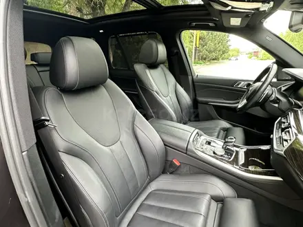 BMW X5 2019 года за 25 000 000 тг. в Алматы – фото 20