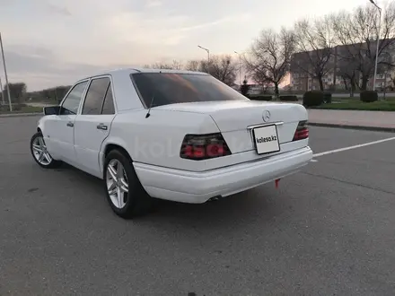 Mercedes-Benz E 320 1993 года за 2 100 000 тг. в Талдыкорган – фото 4