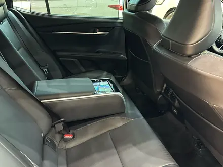 Toyota Camry Luxe eCVT 2025 года за 24 190 000 тг. в Алматы – фото 5