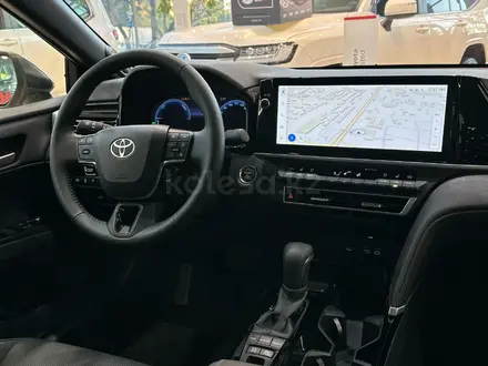 Toyota Camry Luxe eCVT 2025 года за 24 190 000 тг. в Алматы – фото 16
