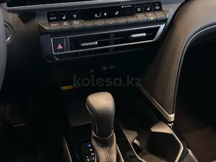 Toyota Camry Luxe eCVT 2025 года за 24 190 000 тг. в Алматы – фото 18