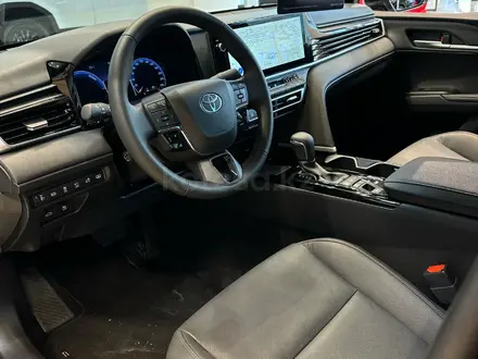 Toyota Camry Luxe eCVT 2025 года за 24 190 000 тг. в Алматы – фото 14