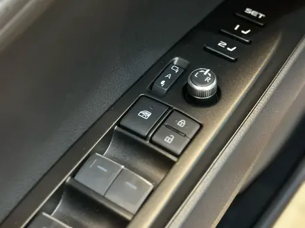 Toyota Camry Luxe eCVT 2025 года за 24 190 000 тг. в Алматы – фото 23