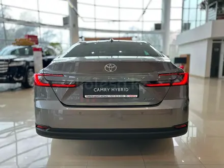 Toyota Camry Luxe eCVT 2025 года за 24 190 000 тг. в Алматы – фото 8