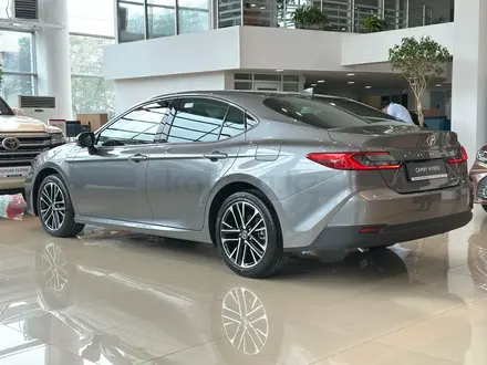 Toyota Camry Luxe eCVT 2025 года за 24 190 000 тг. в Алматы – фото 9