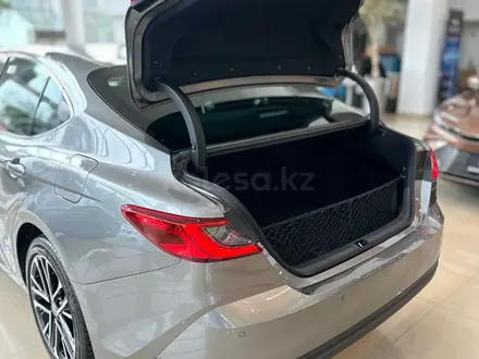 Toyota Camry Luxe eCVT 2025 года за 24 190 000 тг. в Алматы – фото 10