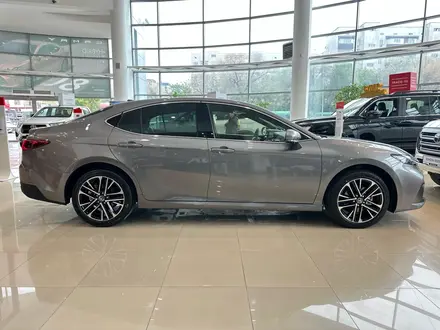 Toyota Camry Luxe eCVT 2025 года за 24 190 000 тг. в Алматы – фото 4