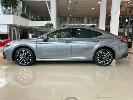 Toyota Camry Luxe eCVT 2025 года за 24 190 000 тг. в Алматы – фото 13