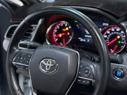 Toyota Camry 2019 года за 11 900 000 тг. в Астана – фото 15