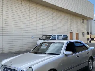 Mercedes-Benz E 230